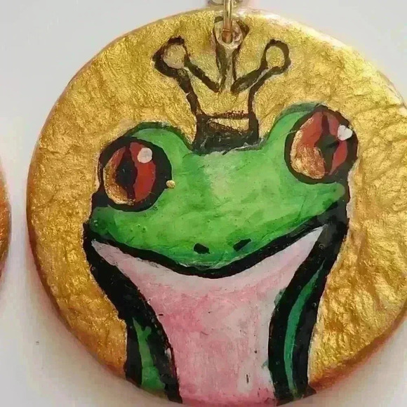 Frog queen on circle hoop hand-painted gold earrings ✦ Cute forest fairy style ✦ - Picture 5 of 10